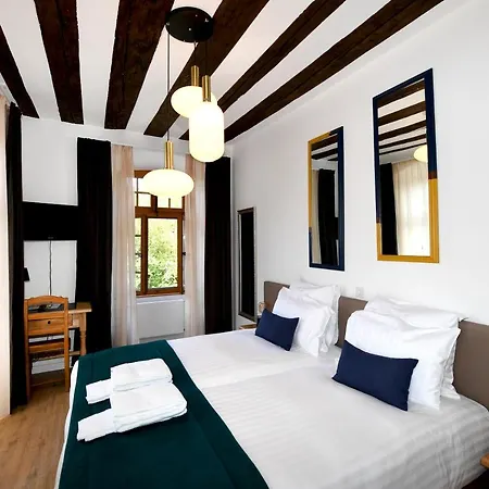 De D'ollon Hotel *